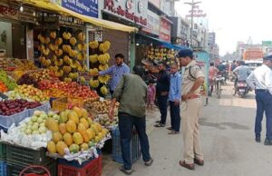 दीपावली के पूर्व सड़क किनारे लगाए गए दुकानों पर यातायात पुलिस और नगर निगम की संयुक्त कार्रवाई…
