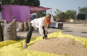 मेहनत की कमाई लेकर उत्साह से उपार्जन केंद्र पहुँचे फूल सिंह, सुव्यवस्थित धान खरीदी से परिवार की बढ़ेगी समृद्धि