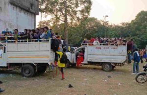 कोरबा : भगवान बिरसा मुंडा जयंती कार्यक्रम में अव्यवस्था उजागर, विभाग की लापरवाही से मालवाहक गाड़ियों में ढोए गए ग्रामीण