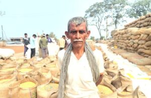 बुजुर्ग किसान मुन्ना सिंह धान विक्रय कर बनाएँगे अपने सपनों का घर…