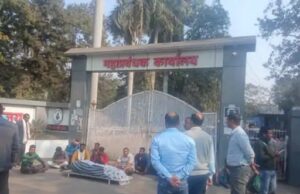 मजदूर की ड्यूटी के दौरान मौत, परिजन आक्रोशित जीएम कार्यालय के सामने शव रखकर प्रदर्शन, मुआवजे की मांग