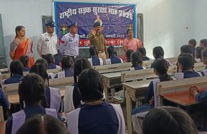 पीडब्ल्यूडी स्कूल रामपुर में यातायात नियमों को लेकर जागरूकता कार्यक्रम आयोजित