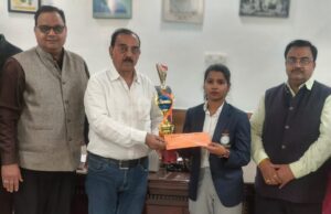 अंतर्राष्ट्रीय चैंपियनशिप में भारत के लिए स्वर्ण पदक लेकर आने वाली कमला नेहरु काॅलेज की छात्रा कुसुम हुई सम्मानित