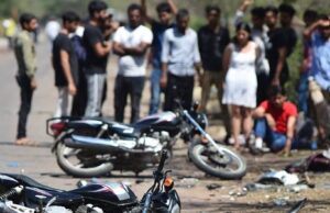 Accident News: दो बाइकों की भीषण भिड़ंत में पति-पत्नी समेत 3 की मौत एक गंभीर…