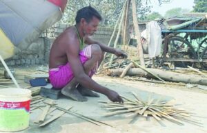 अपने कला-कौशल को जिंदा रखने बंसोड़ों की कोशिश जारी, लेकिन बांस का संकट