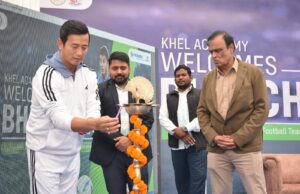 बालको के खेल अकादमी में फुटबॉलर बाइचुंग भूटिया ने किया खिलाड़ियों का उत्साहवर्धन