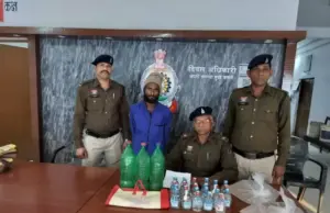 SAKTI : 14 लीटर महुआ व 14 बोतल देशी प्लेन शराब के साथ आरोपी गिरफ्तार