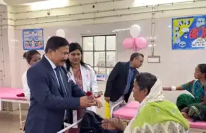 KORBA:कैंसर डिपार्टमेंट के आईपीडी में भर्ती मरीजों से डीन डॉ. केके सहारे ने मिलकर उनका हालचाल जाना