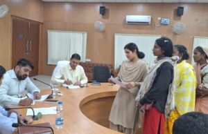 कोरबा आयुक्त ने जनदर्शन में सुनी आमजन की समस्याएं, त्वरित निराकरण के निर्देश