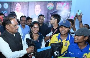 मुख्यमंत्री विष्णु देव साय ने इचकेला की बालिका क्रिकेट खिलाड़ियों को किया सम्मानित: क्रिकेट किट प्रदान कर बढ़ाया उत्साह