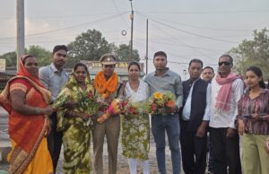 सब इंस्पेक्टर की ट्रेनिंग पूरी कर घर लौटी मजदूर की बेटी रागिनी, पार्षदों समेत वार्डवासियों ने किया गाजे-बाजे के साथ स्वागत