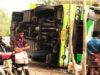CG: अनियंत्रित बस के पलटने से यात्री का हाँथ कटा, चालक भी घायल…