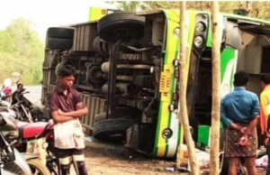 CG: अनियंत्रित बस के पलटने से यात्री का हाँथ कटा, चालक भी घायल…