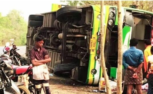 CG: अनियंत्रित बस के पलटने से यात्री का हाँथ कटा, चालक भी घायल…