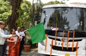 राज्यपाल ने खैरागढ़ विवि की नई बस को दिखाई हरी झंडी
