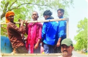 जिंदगी दांव पर लगाकर मालवाहकों में कर रहे हैं सफर, पुलिस का एक्शन