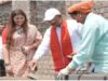 निर्माण स्थल पर मुख्यमंत्री का श्रमदान: श्रमिक बहनों के साथ की ईंट जोड़ाई
