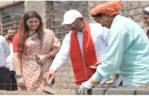 निर्माण स्थल पर मुख्यमंत्री का श्रमदान: श्रमिक बहनों के साथ की ईंट जोड़ाई