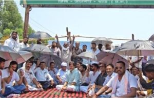 शासन-प्रशासन पर पक्षपात का आरोप, आश्वासन पर माने विधायक