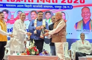KORBA : विश्व रेड क्रॉस दिवस पर राम सिंह अग्रवाल सम्मानित,रायपुर में शिक्षा मंत्री गजेंद्र यादव ने मोमेंटो देकर किया सम्मान…