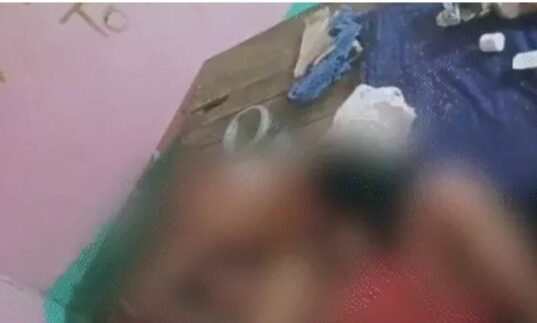 आपत्तिजनक हालत में मिले युवक और महिला, VIDEO वायरल हुआ तो बस्ती में मच गया हंगामा…