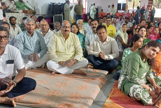 श्रीमद्भागवत कथा में पूर्व मंत्री जयसिंह अग्रवाल ने लिया आशीर्वाद, नागरिकों को दिया धर्म, संस्कार और सद्भावना का संदेश