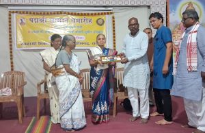 वनवासी कल्याण आश्रम ने पद्मश्री सम्मान से विभूषित बुधरी ताती और गोडबोले दंपति को किया गया सम्मानित