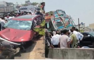 RAIPUR BREAKING: भाटागांव फ्लाईओवर में हादसा, ओवरटेक करने के दौरान ट्रक और कार में हुई भिड़ंत