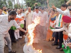 पूर्व मंत्री जयसिंह अग्रवाल के नेतृत्व में बुधवारी बाजार में गांधी प्रतिमा के सामने विरोध प्रदर्शन कर मुख्यमंत्री का किया पुतला दहन…