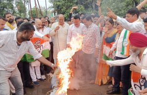 पूर्व मंत्री जयसिंह अग्रवाल के नेतृत्व में बुधवारी बाजार में गांधी प्रतिमा के सामने विरोध प्रदर्शन कर मुख्यमंत्री का किया पुतला दहन…