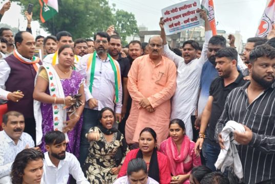 छात्रों पर लाठीचार्ज के विरोध में कोरबा जिला युवा कांग्रेस एवं एनएसयूआई ने प्रधानमंत्री का पुतला दहन किया