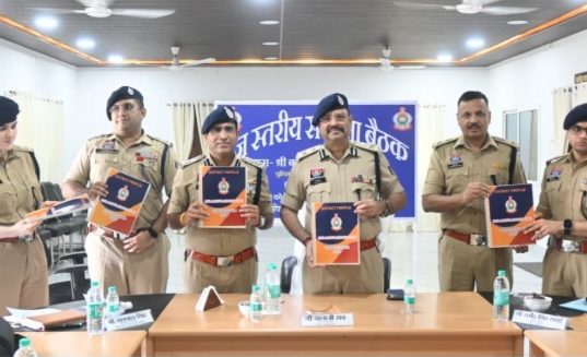 नक्सल मुक्त होने के बाद मोहला-मानपुर में पहली बार हुई आईजी की रेंज स्तरीय समीक्षा बैठक, बेहतर पुलिसिंग और नवाचारों पर हुआ मंथन, अधिकारियों को दिए गए आवश्यक दिशा-निर्देश