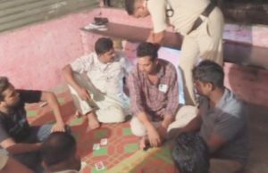 वाहन स्टैंड की आड़ में सजा था जुए का फड़, पुलिस ने मारा छापा, 8 जुआरी गिरफ्तार…