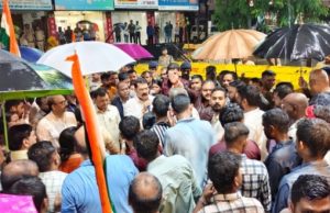राष्ट्रीय गीत के अपमान के विरोध में भाजपा का जोरदार प्रदर्शन, कांग्रेस कार्यालय के सामने गूंजा वंदे मातरम्