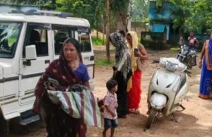पेड़ के नीचे प्रसव : 10 मिनट इंतजार नही किया 102 एंबुलेंस सेवा, दो हजार रुपये देकर निजी वाहन से पहुंचाया अस्पताल : मितानिन