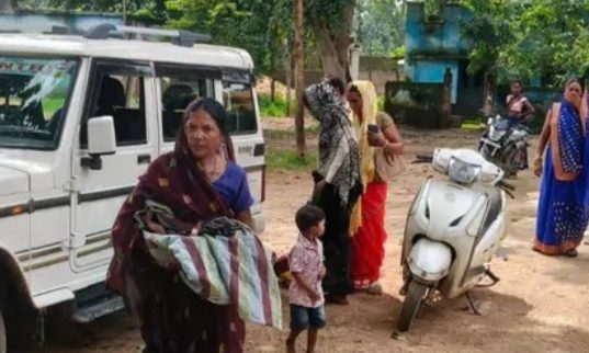 पेड़ के नीचे प्रसव : 10 मिनट इंतजार नही किया 102 एंबुलेंस सेवा, दो हजार रुपये देकर निजी वाहन से पहुंचाया अस्पताल : मितानिन