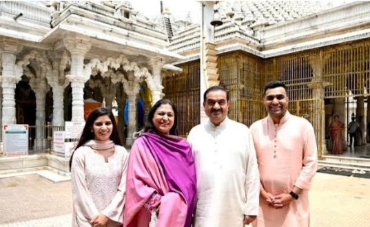गौतम अदाणी परिवार संग पहुंचे महुडी जैन मंदिर, पर्युषण से पहले की पूजा-अर्चना