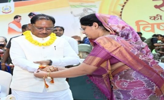 “मेरी सगी बहन नहीं… आज माधुरी जी ने वह कमी पूरी कर दी” : राखी बंधवाकर भावुक हुए मुख्यमंत्री श्री साय