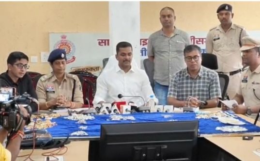 ज्वेलर्स दुकान की दीवार में छेद कर लाखों के आभूषण चोरी, दो आरोपी गिरफ्तार