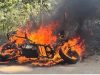 कोरबा में चलती इलेक्ट्रिक स्कूटी में लगी आग: भाई-बहन ने कूदकर बचाई जान, वाहन जलकर खाक